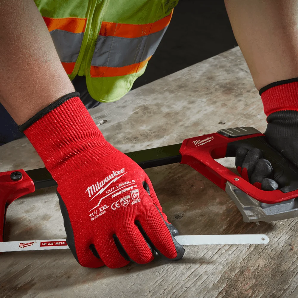 Milwaukee Cut Level 3/C Gloves Smart Phone Touch - Image 4