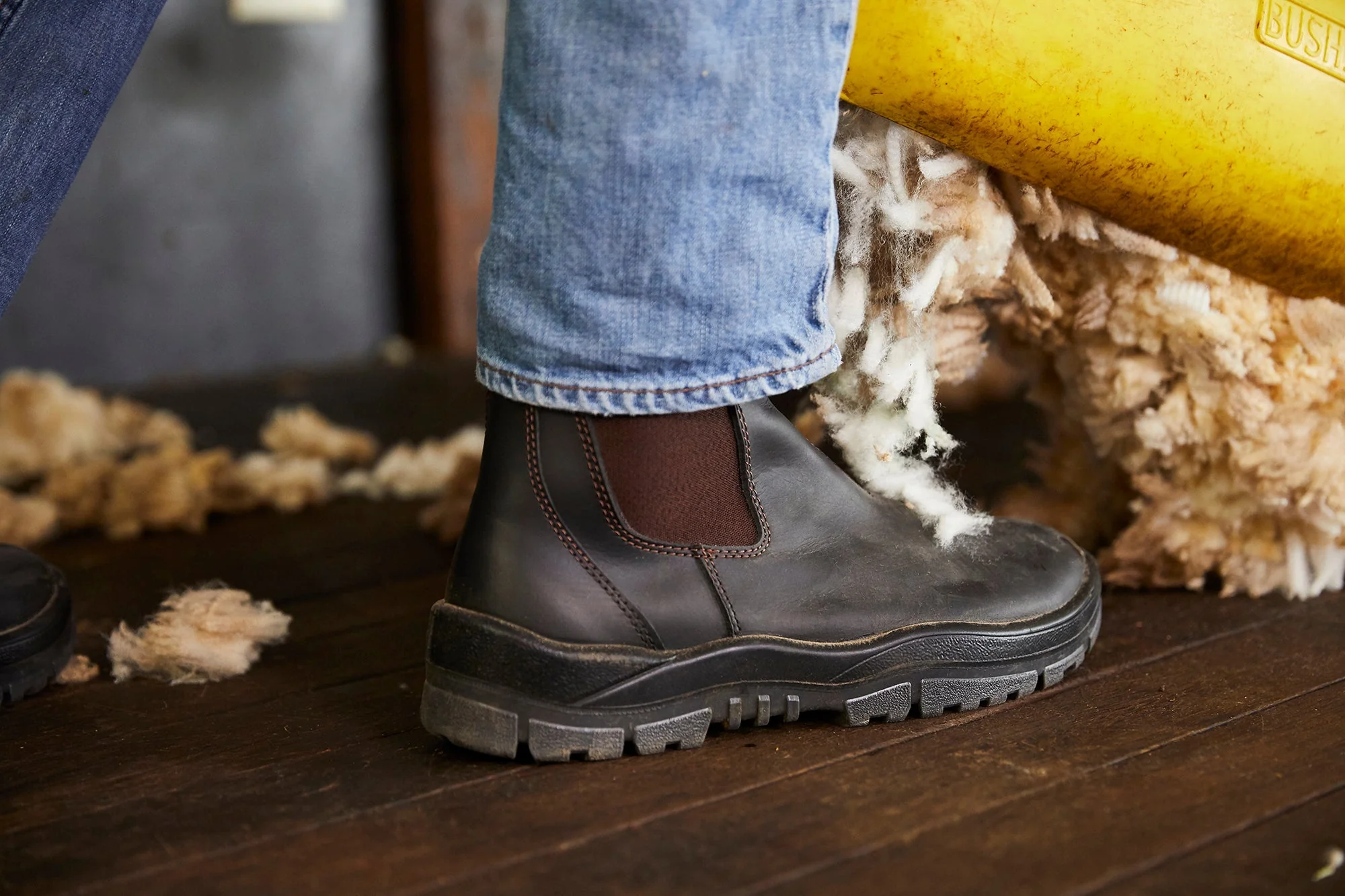 Mongrel 240090 Elastic Side V-Cut Boot Brown Work Boot - Image 4