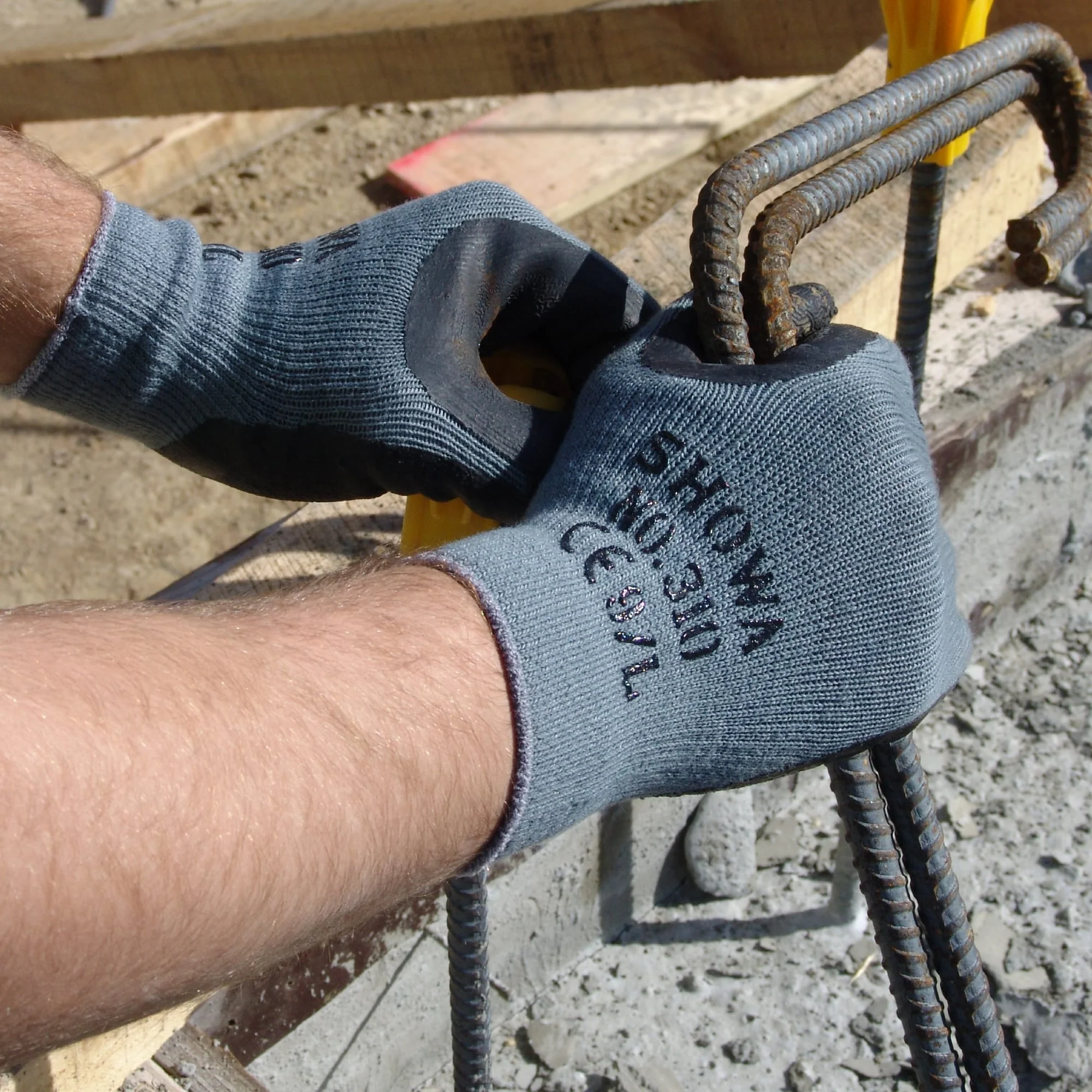 SHOWA 310 Builders Safety Work Gloves with Textured Grip in Black - Image 2